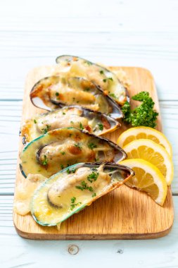 Peynirli taze midye.