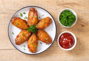 Beyaz susamlı ızgara tavuk kanadı.