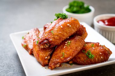 Beyaz susamlı ızgara tavuk kanadı.