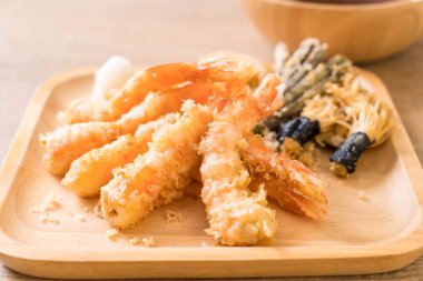 karides tempura (hırpalanmış kızarmış karides) sebze - Japon gıda tarzı
