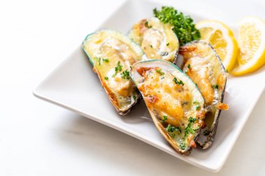 Peynirli taze midye.