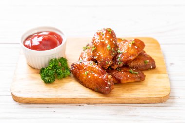 Beyaz susamlı ızgara tavuk kanadı.