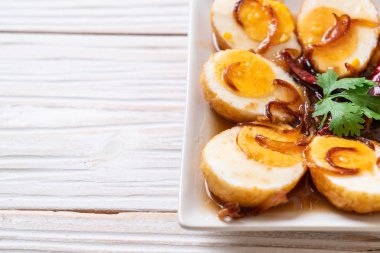 Tamarind soslu haşlanmış yumurta veya tatlı ve ekşi yumurta.