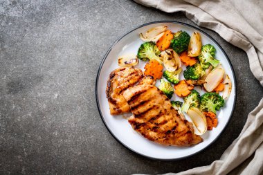 çukurunu tavuk göğsü biftek sebze (brokoli, havuç, soğan ile)