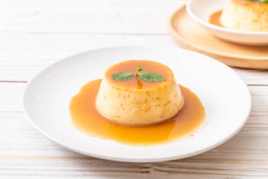 Naneli ev yapımı karamel kremalı puding.