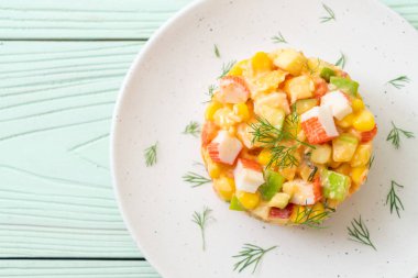 meyve salatası (elma, Mısır, papaya, ananas) - yengeç sopa ile karışık sağlıklı gıda tarzı