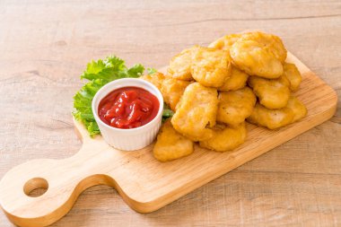 Soslu tavuk nugget, sağlıksız yemek.