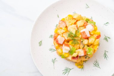 meyve salatası (elma, Mısır, papaya, ananas) - yengeç sopa ile karışık sağlıklı gıda tarzı