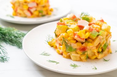meyve salatası (elma, Mısır, papaya, ananas) - yengeç sopa ile karışık sağlıklı gıda tarzı
