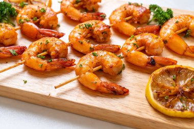 Limon - deniz ürünleri tarzı ile ızgara kaplan karides şiş