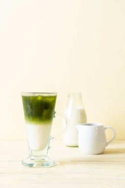 Buzlu kibrit yeşil sütlü latte.