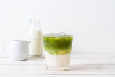 Buzlu kibrit yeşil sütlü latte.