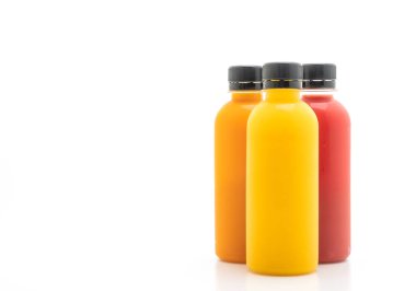 Beyaz arka plan üzerinde izole meyve ve sebze suyu şişe (sağlıklı içecek)