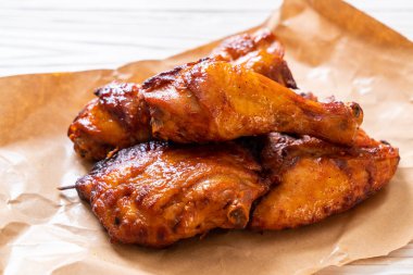 Masada ızgara ve ızgara tavuk.