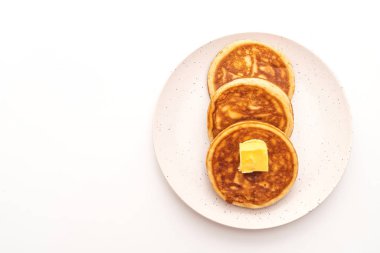 Beyaz backgorund izole tereyağlı gözleme