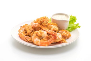 Beyaz arka plan üzerinde izole soslu kızarmış karides