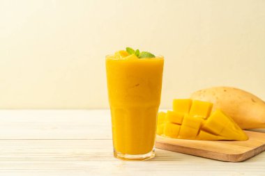 taze mango smoothies - sağlıklı yiyecek ve içecek konsepti