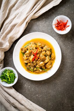 Fried yengeç ile toz köri - Tayland mutfağı