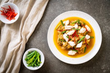 Fried yengeç ile toz köri - Tayland mutfağı