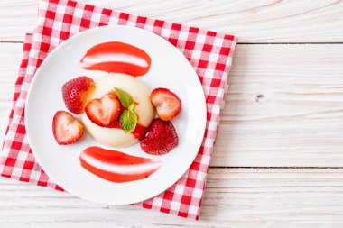 taze çilek - sağlıklı yemek ve tatlı ile yoğurt puding
