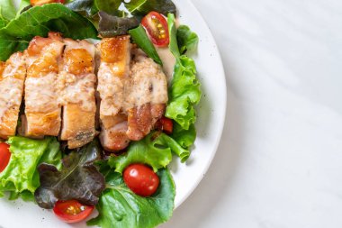 ızgara tavuk salata sebze - sağlıklı gıda tarzı ile