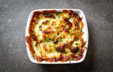 Peynirli fırında karnabahar ve brokoli graten