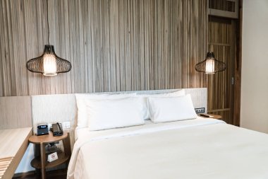 Otel yatak odası iç dekorasyonda yatak üzerinde rahat yastık