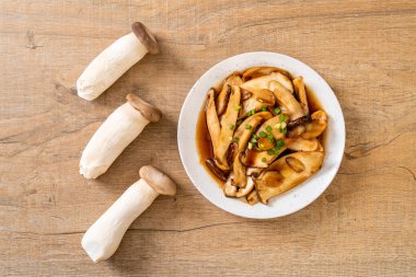 İstiridye soslu kızarmış kral istiridye mantarı. Sağlıklı, vejetaryen ya da vejetaryen yemek tarzı.