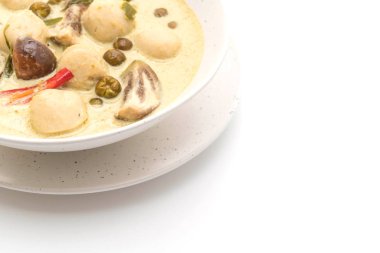 Beyaz arka plan üzerinde izole balık topu ile yeşil köri