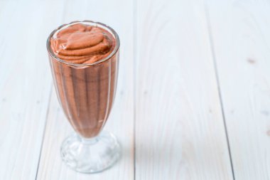 çikolata smoothies milkshake ahşap arka plan üzerinde