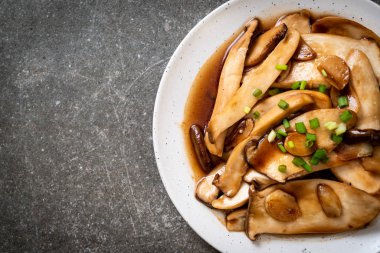 İstiridye soslu kızarmış kral istiridye mantarı. Sağlıklı, vejetaryen ya da vejetaryen yemek tarzı.