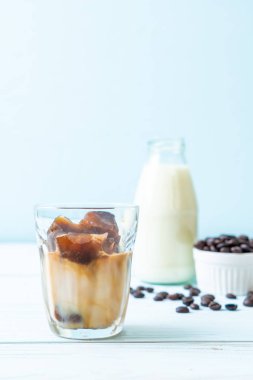 ahşap masa üzerinde sütlü kahve buz küpleri