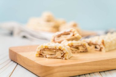 beyaz çikolata karamel ve gevrek gevrek ahşap bar ile