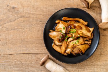 İstiridye soslu kızarmış kral istiridye mantarı. Sağlıklı, vejetaryen ya da vejetaryen yemek tarzı.