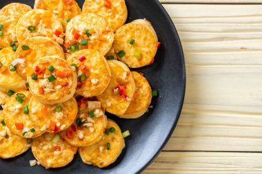 Sahanda yumurta yumuşak tofu sarımsak - sağlıklı, vegan ve sebze gıda tarzı