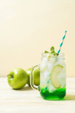 Yeşil elma soda ahşap masa üzerinde