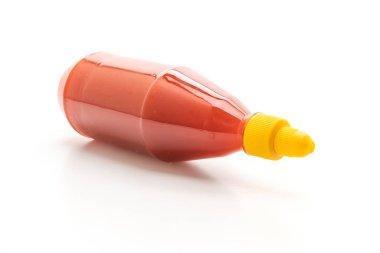 Beyaz arka plan üzerinde izole kırmızı biber sosu şişe