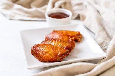 Barbekü tavuk kanadı sosu ile