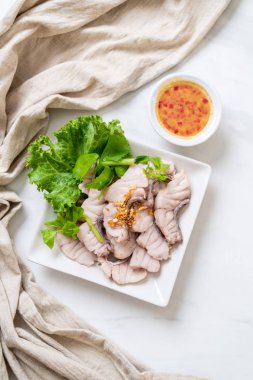 Soslu ve sebzeli haşlanmış balık sosu.