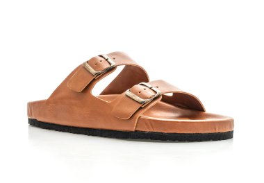 Erkekler beyaz arka plan üzerinde izole sandalet deri