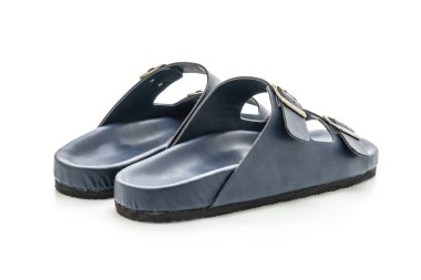 Erkekler beyaz arka plan üzerinde izole sandalet deri