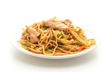 tavada kızartılmış yakisoba noodle beyaz arka plan üzerinde izole domuz eti ile
