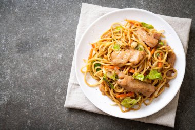 tavada kızartılmış yakisoba noodle pork - Asya gıda tarzı ile