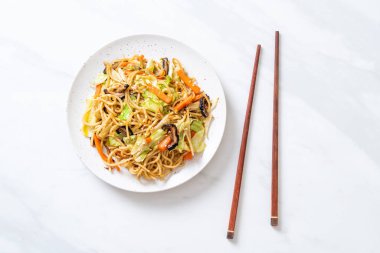 tavada kızartılmış yakisoba noodle sebzeli - vegan ve vejetaryen yiyecekler