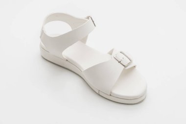 Kadınlar beyaz arka plan üzerinde izole sandalet deri
