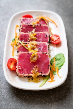 Taze orkinos ile baharatlı salata sosu - ham sağlıklı gıda