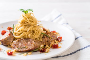 Sai Aua (Notrhern Tay acılı sosis) - Fusion gıda tarzı ile tavada kızartılmış spagetti