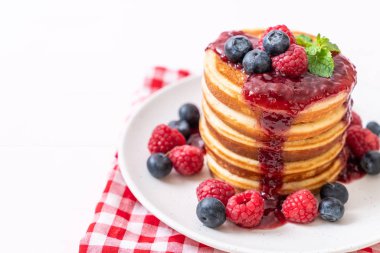 Taze ahududu ve yabanmersinli gözleme.