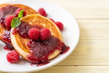 Taze ahududu ve frambuaz sos ile sufle gözleme