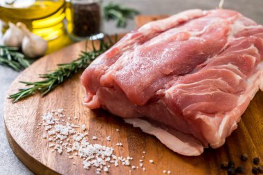 taze domuz ham filetosu ahşap tahta üzerinde